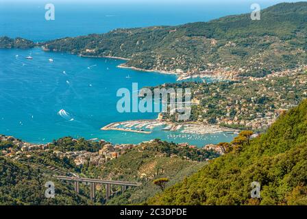 Baie de Rapallo vue du téléphérique à la Chiesa Madonna di Montallegro, Ligurie, Nord-Ouest de l'Italie Banque D'Images