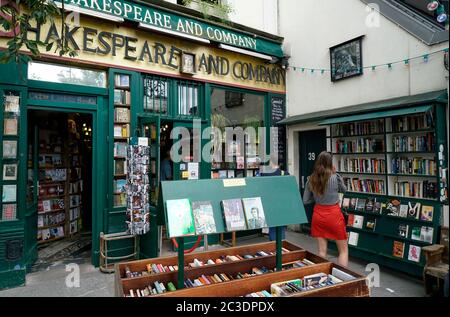Vue extérieure de la librairie historique Shakespeare and Company.Paris.France Banque D'Images