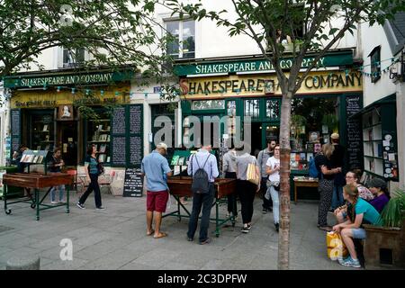 Vue extérieure de la librairie historique Shakespeare and Company.Paris.France Banque D'Images