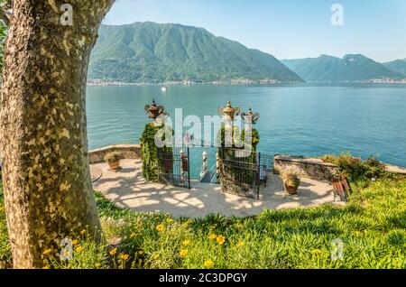 Vue depuis le jardin de la Villa Balbianello sur le lac de Côme, Lenno, Lombardie, Italie | Aussicht vom Garten der Villa Balbianello ueber den Comer See, Lenn Banque D'Images