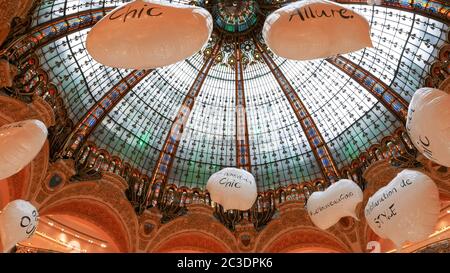 PARIS, FRANCE- 24 SEPTEMBRE 2015 : le plafond des galeries lafayette, paris Banque D'Images