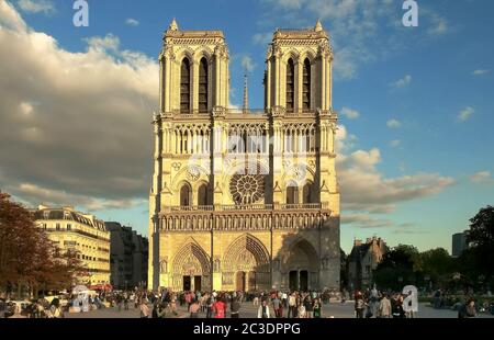 NOTRE DAME, PARIS, FRANCE - 20 SEPTEMBRE 2015 : entrée principale de la cathédrale notre dame, paris Banque D'Images