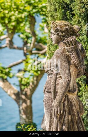 Sculpture romaine de la déesse Diana au jardin de Villa Balbianello, Lenno, Lac de Côme, Lombardie, Italie Banque D'Images