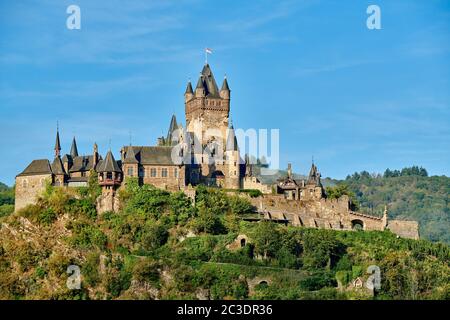 Magnifique château de Reichsburg sur une colline à Cochem, en Allemagne Banque D'Images