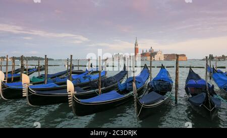 gondoles attachées à la piazza san marco, venise avec san giorgio maggiore Banque D'Images