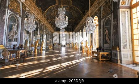 VERSAILLES, PARIS, FRANCE- 23 SEPTEMBRE 2015 : vue en fin d'après-midi de la salle des miroirs du château de versailles Banque D'Images