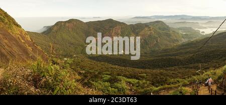 Randonnée en montagne à Adam's Peak, pèlerinage près de Dambulla, Sri Lanka. Banque D'Images