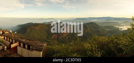 Randonnée en montagne à Adam's Peak, pèlerinage près de Dambulla, Sri Lanka. Banque D'Images