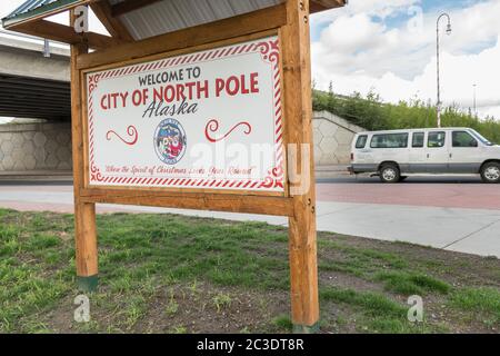 Panneau accueillant les visiteurs au pôle Nord, Alaska. La petite ville abrite la maison et le magasin du Père Noël, une destination touristique populaire. Banque D'Images