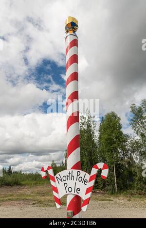 Un poteau géant de bonbons dépouillé marquant la tache dans le pôle Nord, Alaska. Le pôle Nord n'est pas en fait le pôle Nord géographique mais une ville à thème de Noël en dehors de Fairbanks. Banque D'Images