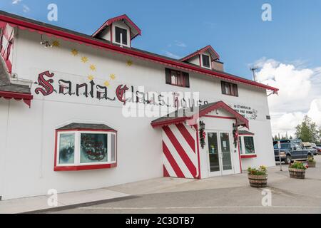 La vue extérieure de la maison du Père Noël à Pôle Nord, Alaska. La boutique de Noël est ouverte toute l'année et est une destination touristique populaire. Banque D'Images