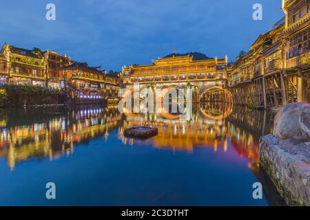 Fenghuang, Chine - 29 mai 2018 : ancienne ville de Fenghuang au coucher du soleil à Hunan Banque D'Images