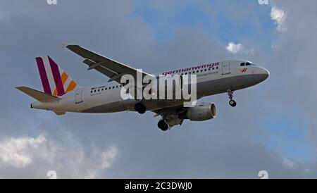 Airbus A319 Germanwings D-AKNH en approche finale à l'aéroport de Londres Heathrow LHR Banque D'Images