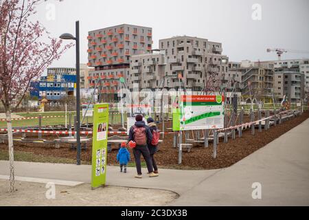 Vienne, Autriche - 03.17.2020 terrain de jeu fermé en raison de la crise du virus Corona. Mots allemands „Parkanlage Banque D'Images