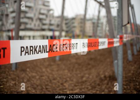 Vienne, Autriche - 03.17.2020 terrain de jeu fermé en raison de la crise du virus Corona. Mots allemands „Parkanlage Banque D'Images