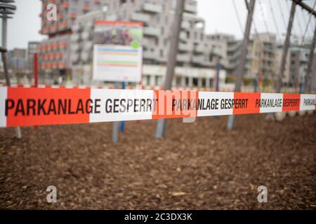 Vienne, Autriche - 03.17.2020 terrain de jeu fermé en raison de la crise du virus Corona. Mots allemands „Parkanlage Banque D'Images