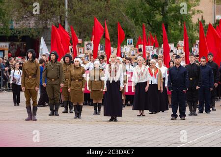 Anapa, Russie - 9 mai 2019 : participants à une représentation théâtrale organisée lors du défilé du 9 mai à Anapa Banque D'Images