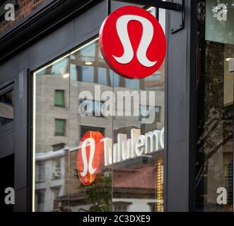 Le magasin Lululemon Athletica dans le quartier de Meatpacking à New York le jeudi 11 juin 2020. (© Richard B. Levine) Banque D'Images