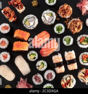 Grand jeu de sushis, gros plan carré sur fond noir. Un assortiment de maki, nigiri et rouleaux Banque D'Images