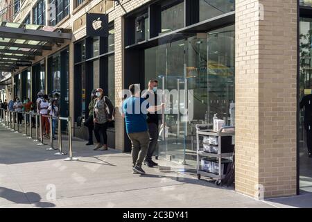 Clients et travailleurs à l'extérieur de la nouvelle boutique Apple, dans le quartier de Meatpacking à New York, le jeudi 18 juin 2020. Les magasins ont un personnel de nettoyage dédié et sont approvisionnés en masques, assainisseurs et iPhones, (© Richard B. Levine) Banque D'Images