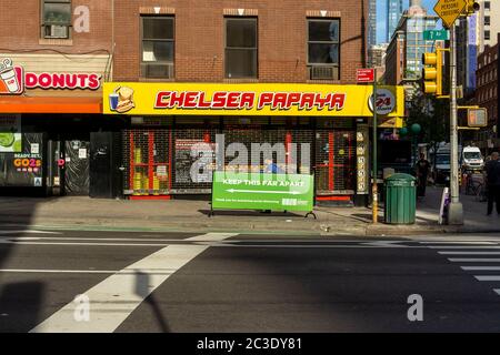 L'établissement Chelsea Papaya fermé, avec un signe social de distanciation devant lui, dans le quartier Chelsea de New York le jeudi 18 juin 2020. (© Richard B. Levine) Banque D'Images