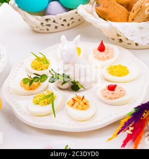 La table parfaite avec des décorations de table colorées pour Pâques Banque D'Images