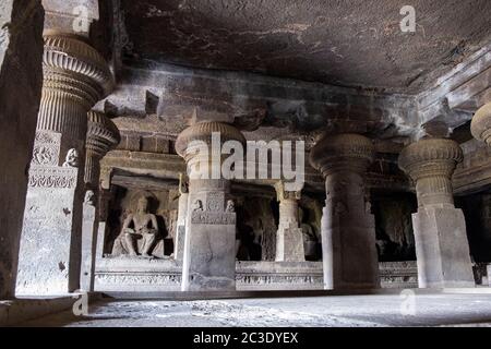 Intérieur de la grotte d'Ellora 2, Aurangabad, Maharashtra, Inde. Banque D'Images