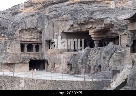 Vue vers les grottes d'Ellora avec la grotte 9 à l'extrémité, Aurangabad, Maharashtra, Inde. Banque D'Images