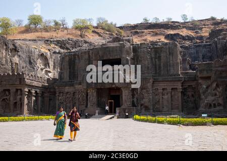 Façade et entrée du temple Kailash ou Kailasanatha, Ellora Cave 16, Aurangabad, Maharashtra, Inde. Banque D'Images