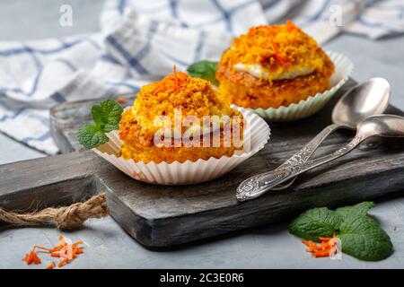 Gâteaux individuels de carottes avec crème de fromage cottage. Banque D'Images