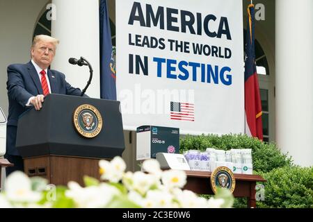Le président Donald J. Trump écoute la question d'un journaliste lors d'une séance d'information sur la capacité de test, le lundi 11 mai 2020, dans le jardin des roses de la Maison Blanche. Banque D'Images
