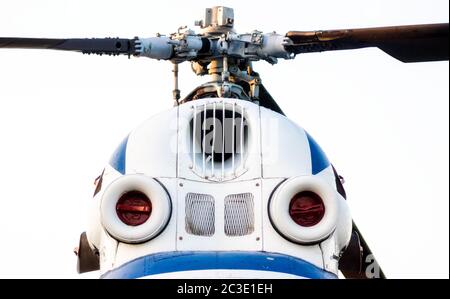 cockpit d'un vieil hélicoptère blanc avec pales d'hélice Banque D'Images