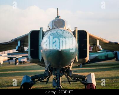 ancien avion militaire de combat de l'armée à l'aéroport Banque D'Images