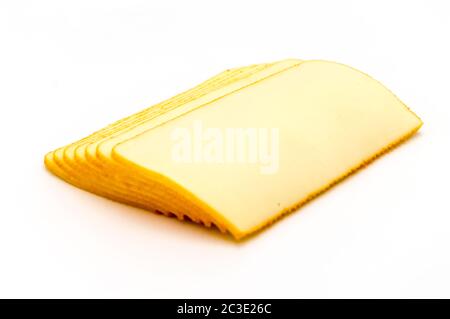 Tranches de fromage isolé sur fond blanc Banque D'Images