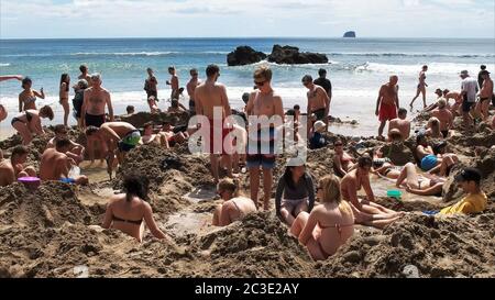 HAHEI, Nouvelle-zélande - Décembre 8,2015 : touristes à hot water beach, hahei Banque D'Images