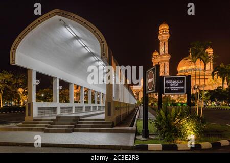 Le dépôt de chaussures de la mosquée illuminée de Jame' ASR Hassanil Bolkiah à Bandar Seri Begawan, Brunei pendant la nuit Banque D'Images