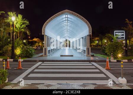 Le dépôt de chaussures de la mosquée illuminée de Jame' ASR Hassanil Bolkiah à Bandar Seri Begawan, Brunei pendant la nuit Banque D'Images