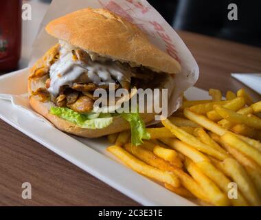 Des frites au Kebab turc et aux pommes de terre sont servies sur la table. Banque D'Images