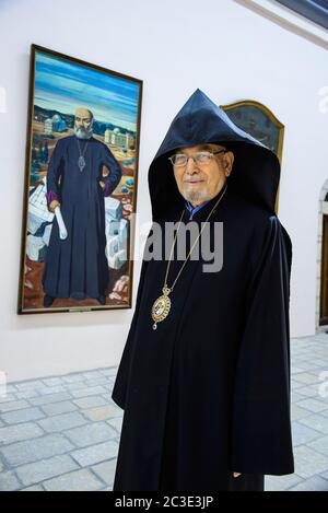 Archevêque Aris Shirvanian après le dimanche matin service de l'église au monastère Saint-Jacques dans le quartier arménien de la vieille ville de Jérusalem Banque D'Images