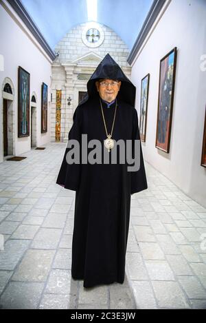 Archevêque Aris Shirvanian après le dimanche matin service de l'église au monastère Saint-Jacques dans le quartier arménien de la vieille ville de Jérusalem Banque D'Images