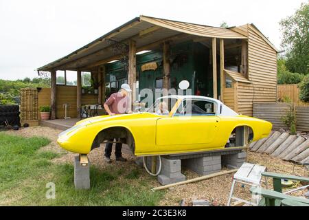 Bain à remous classique de Lotus Elan +2 en construction. Medstead, Alton, Hampshire, Angleterre, Royaume-Uni. Banque D'Images