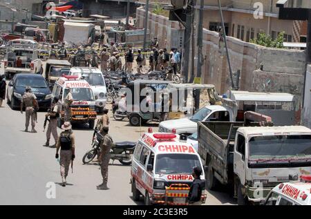 Vue du lieu après une attaque à la grenade à main survenue près du centre du programme de trésorerie d'urgence d'Ehsaas situé dans la zone numéro 10 de Liaquatabad à Karachi le vendredi 19 juin 2020. Au moins une personne a été tuée alors que six autres ont subi de graves blessures lors d'une attaque à la grenade près de Liaquatabad numéro 10. L'attaque a été menée lorsque de l'argent était distribué entre les gens du Centre de programme de trésorerie d'urgence d'Ehsaas. Le personnel de sécurité est arrivé sur les lieux et a bouclé toute la zone. Banque D'Images