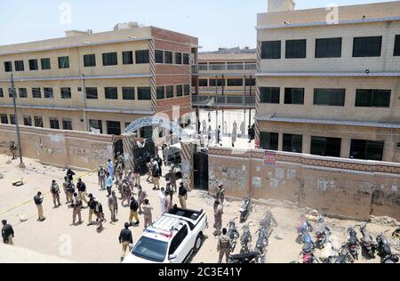 Vue du lieu après une attaque à la grenade à main survenue près du centre du programme de trésorerie d'urgence d'Ehsaas situé dans la zone numéro 10 de Liaquatabad à Karachi le vendredi 19 juin 2020. Au moins une personne a été tuée alors que six autres ont subi de graves blessures lors d'une attaque à la grenade près de Liaquatabad numéro 10. L'attaque a été menée lorsque de l'argent était distribué entre les gens du Centre de programme de trésorerie d'urgence d'Ehsaas. Le personnel de sécurité est arrivé sur les lieux et a bouclé toute la zone. Banque D'Images