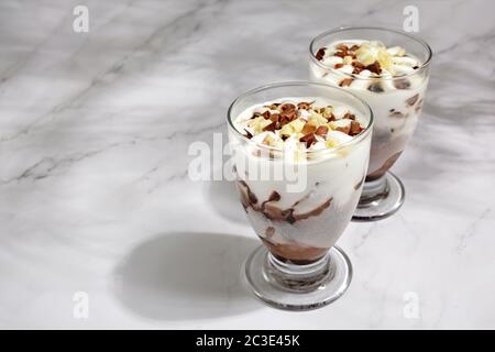 Deux verres avec glace sur fond de marbre. Arrière-plan d'été Banque D'Images