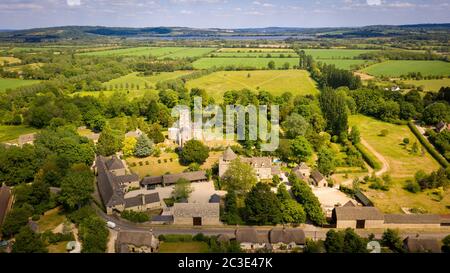 Stanton Harcourt, l'église St Michaels, le manoir de ferme et le réservoir de Farmoor au loin Banque D'Images