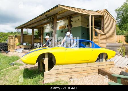 Bain à remous classique de Lotus Elan +2 en construction. Medstead, Alton, Hampshire, Angleterre, Royaume-Uni. Banque D'Images