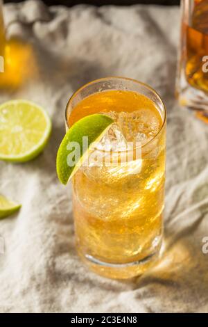 Cocktail de soraison au gingembre avec citron vert Banque D'Images