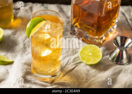 Cocktail de soraison au gingembre avec citron vert Banque D'Images