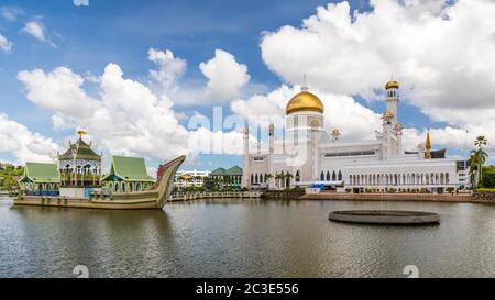 Masjid Omar 'Ali Saifuddien est une mosquée royale, achevée en 1958. Le lagon est orné d'une réplique d'une Barge du Sultan Bolkiah Mahligai datant du XVIe siècle Banque D'Images