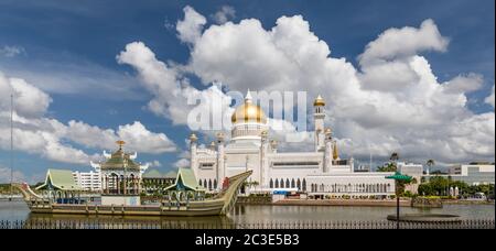 Masjid Omar 'Ali Saifuddien est une mosquée royale, achevée en 1958. Le lagon est orné d'une réplique d'une Barge du Sultan Bolkiah Mahligai datant du XVIe siècle Banque D'Images